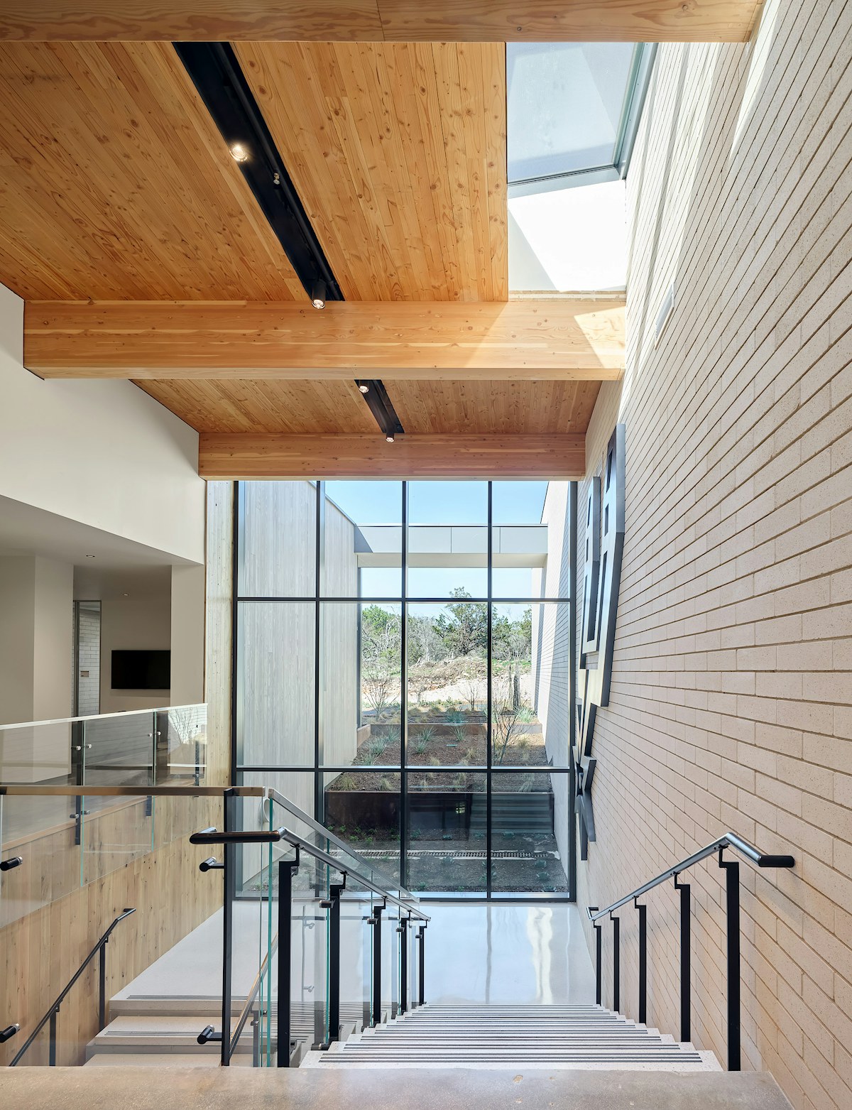 P23638 00 Spurs Perf Ctr N64 copy resized WEB